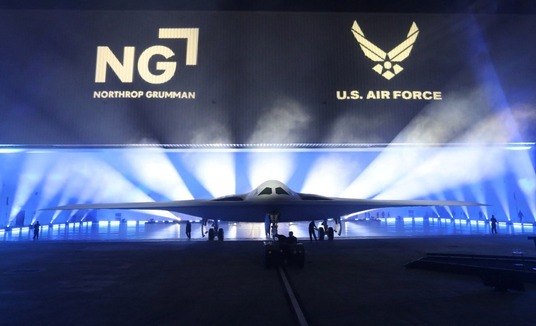 EUA apresentam bombardeiro 'invisível' B-21, que pode transportar armas nucleares (David Swanson/Reuters - 02.12.2022)